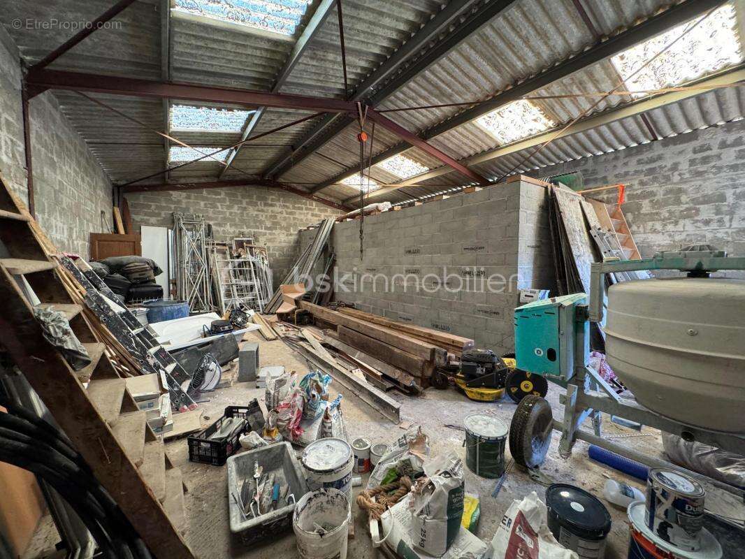 Commerce à LES ARTIGUES-DE-LUSSAC