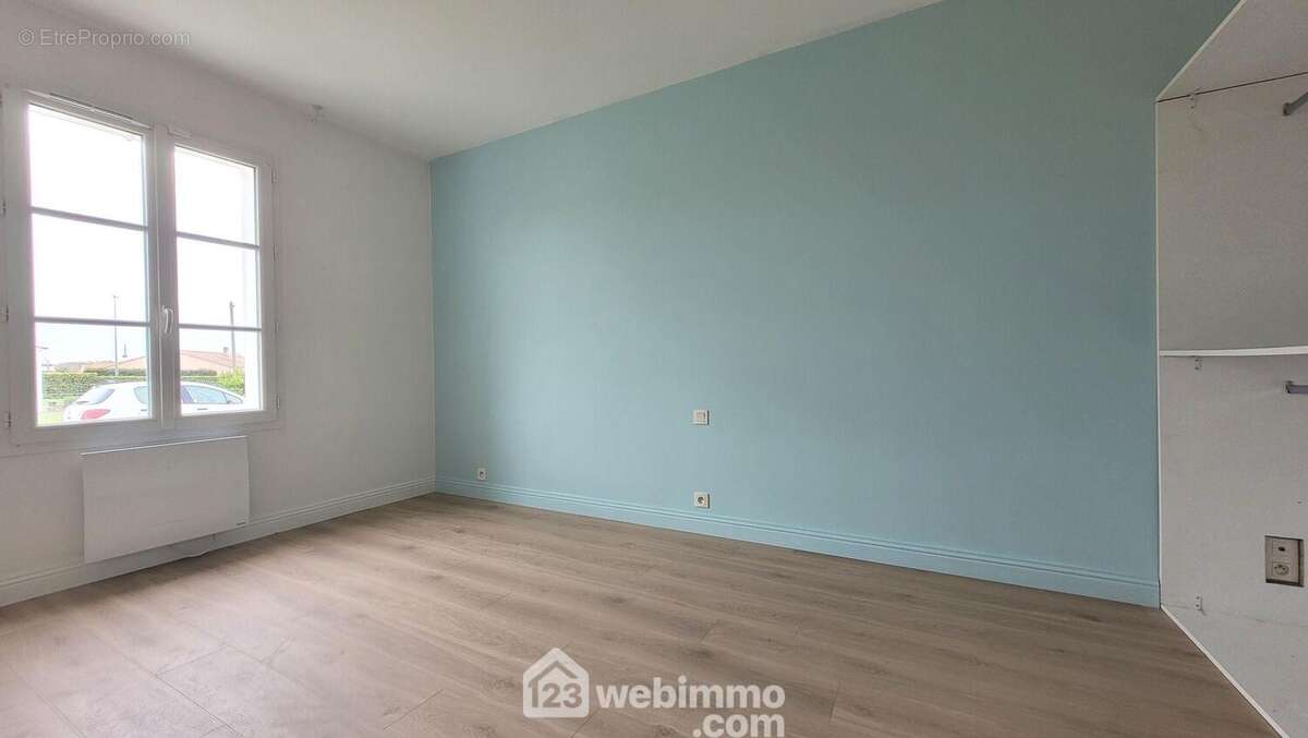 Une chambre avec penderie - Maison à SAINT-HILAIRE-LA-FORET