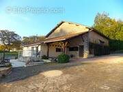 Maison à LES SALLES-LAVAUGUYON