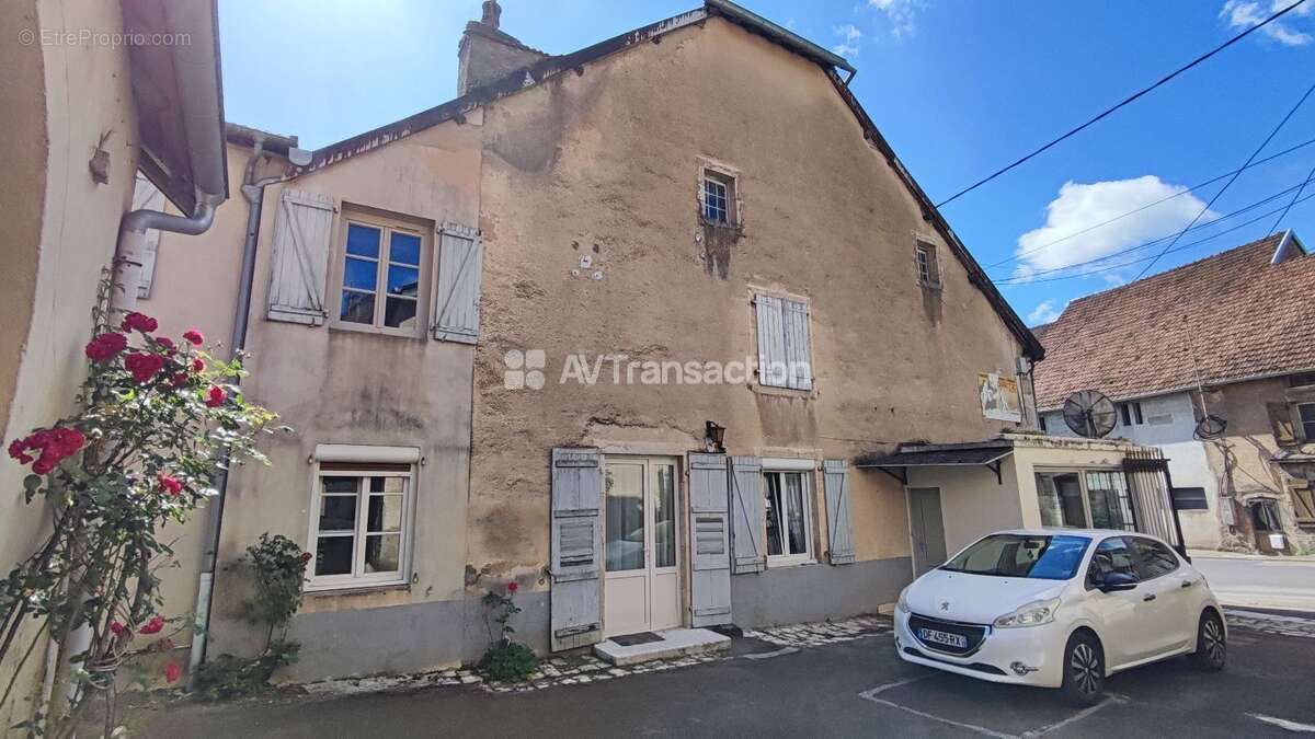 Maison à COMBEAUFONTAINE