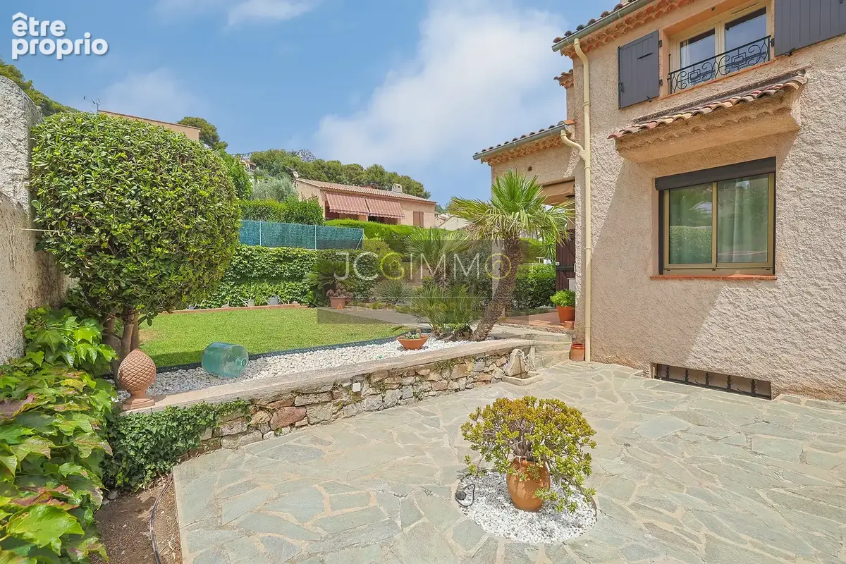 Villa de 318m2 avec deux logements indépendants et fort potentiel ! - photo 6