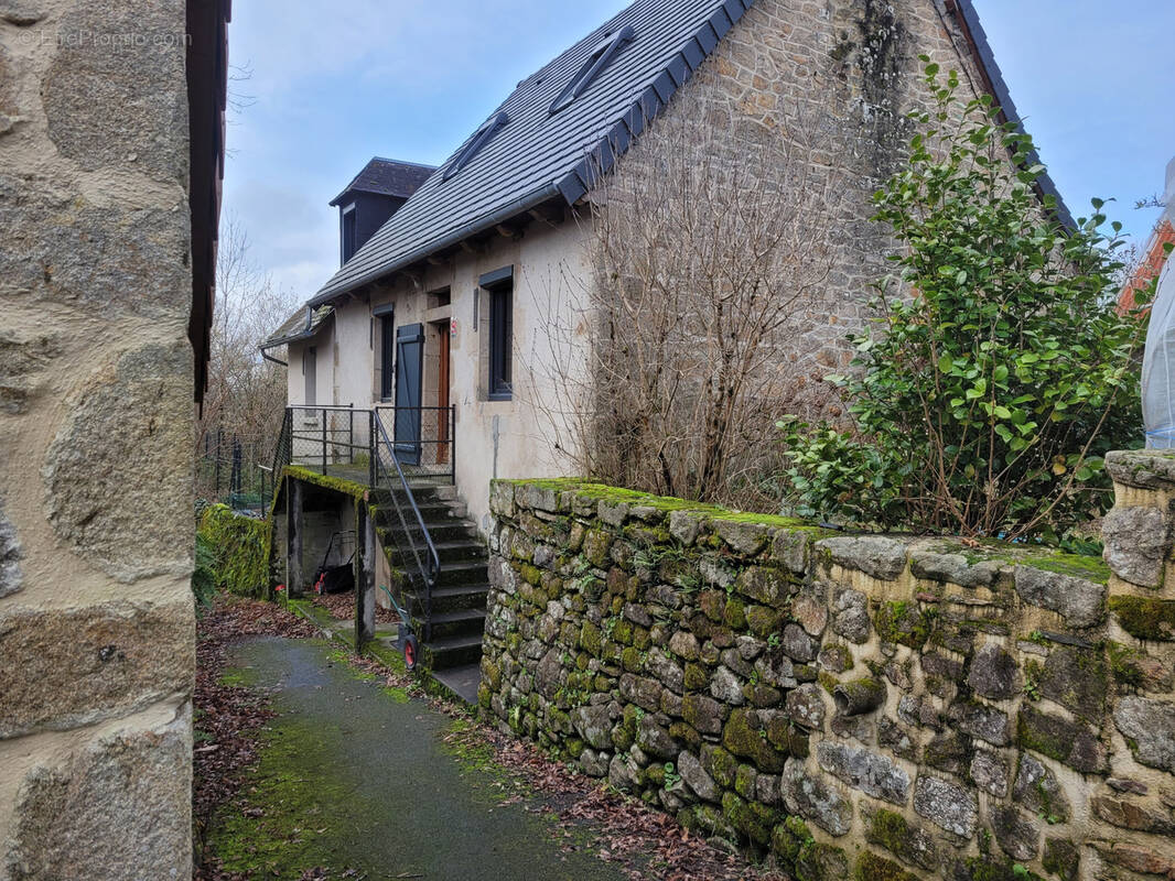 Maison à SAINT-MARTIN-LA-MEANNE