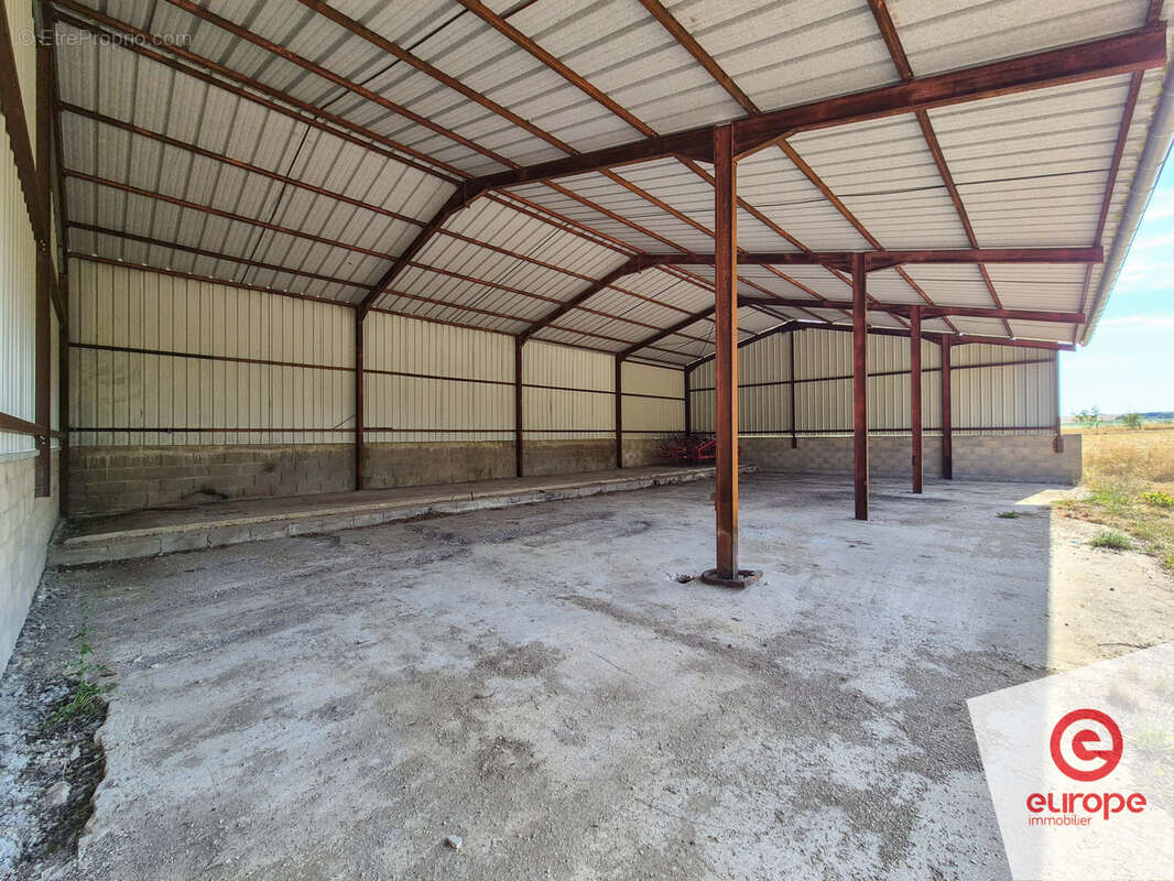 Ancienne ferme avec grange et hangar sur terrain de 4,6ha - photo 10