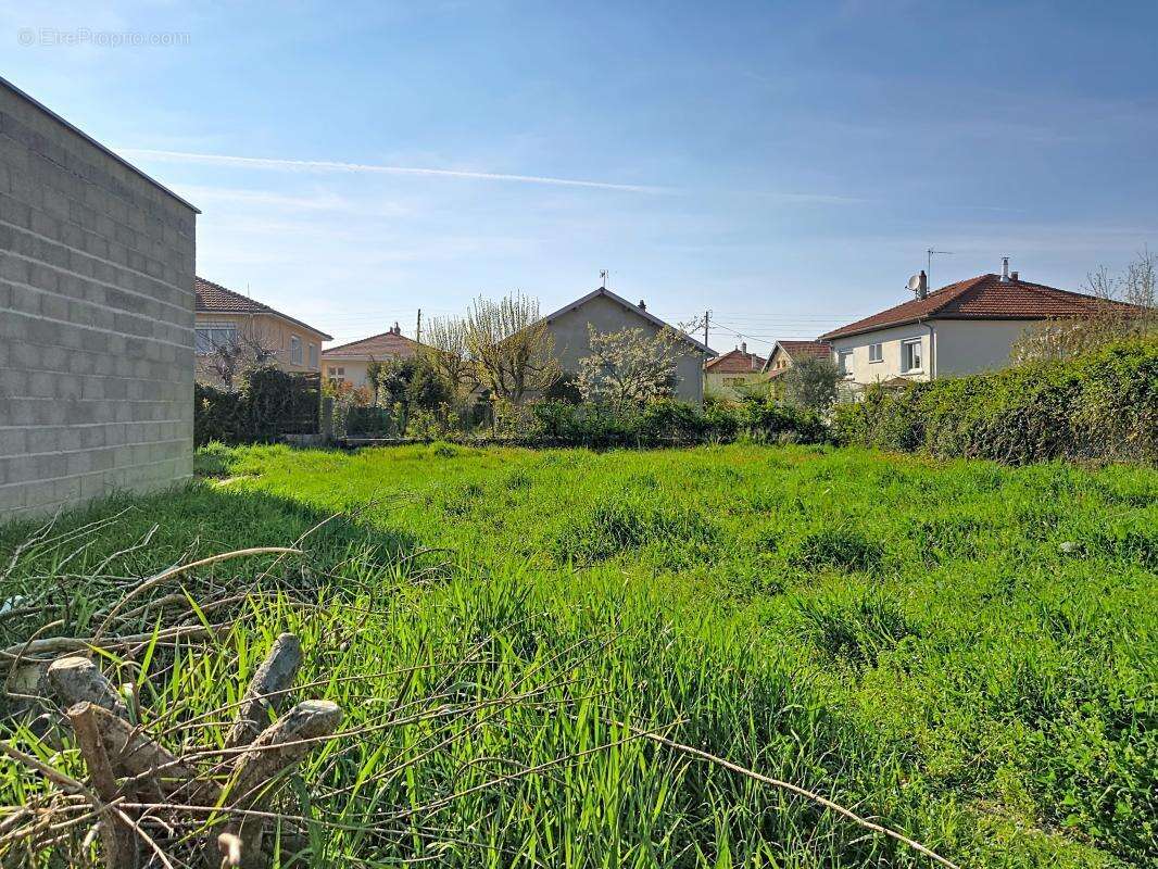 Terrain à DECINES-CHARPIEU