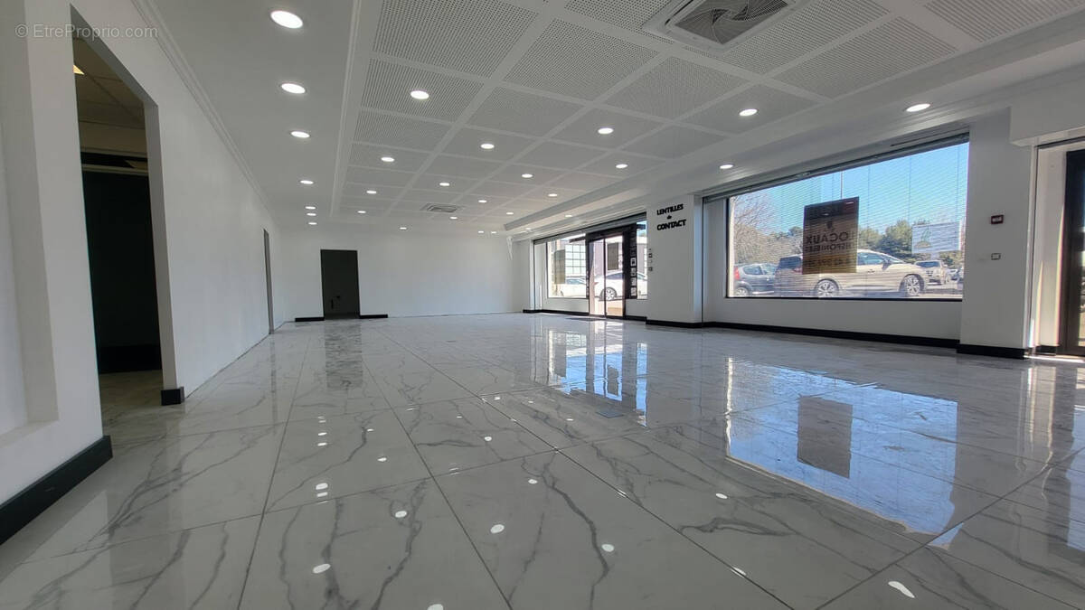 Commerce à VENELLES