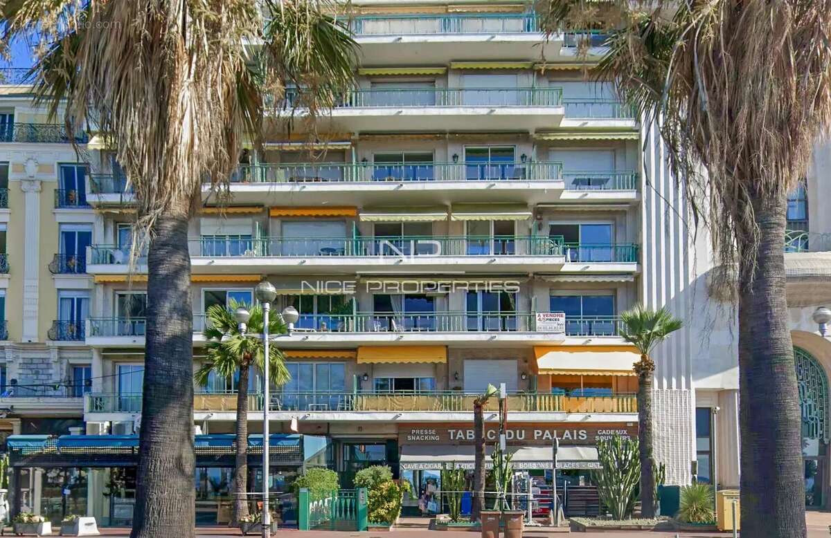 Promenade des Anglais, dans immeuble de luxe, splendide 3 pièces rénové avec terrasse et vue mer - photo 3