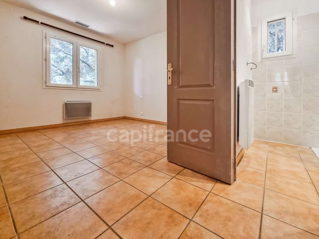 Villa de plain-pied de 156m² avec 6 pièces + une dépendance - Terrain arboré de 1400m² avec Piscine - (34160) - photo 16