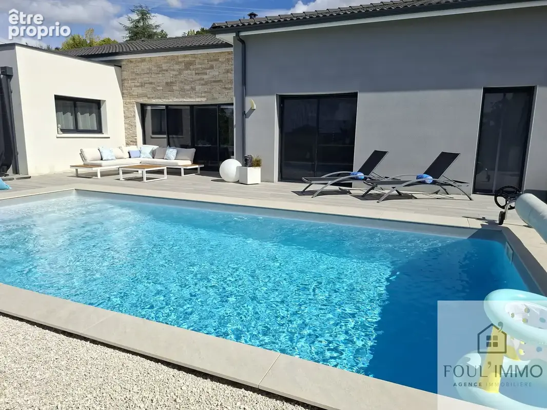 AGEN : Villa 195 m2 contemporaine avec vue dominante, piscine, espaces extérieurs aménagés - photo 2