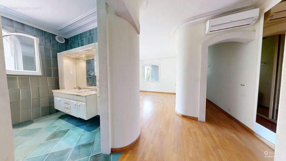 A vendre, Maison de Type 4 de plain-pied - Marseille 11e La Valentine ? 270 m², Vue panoramique & Piscine à débordement- 4 garag - photo 17