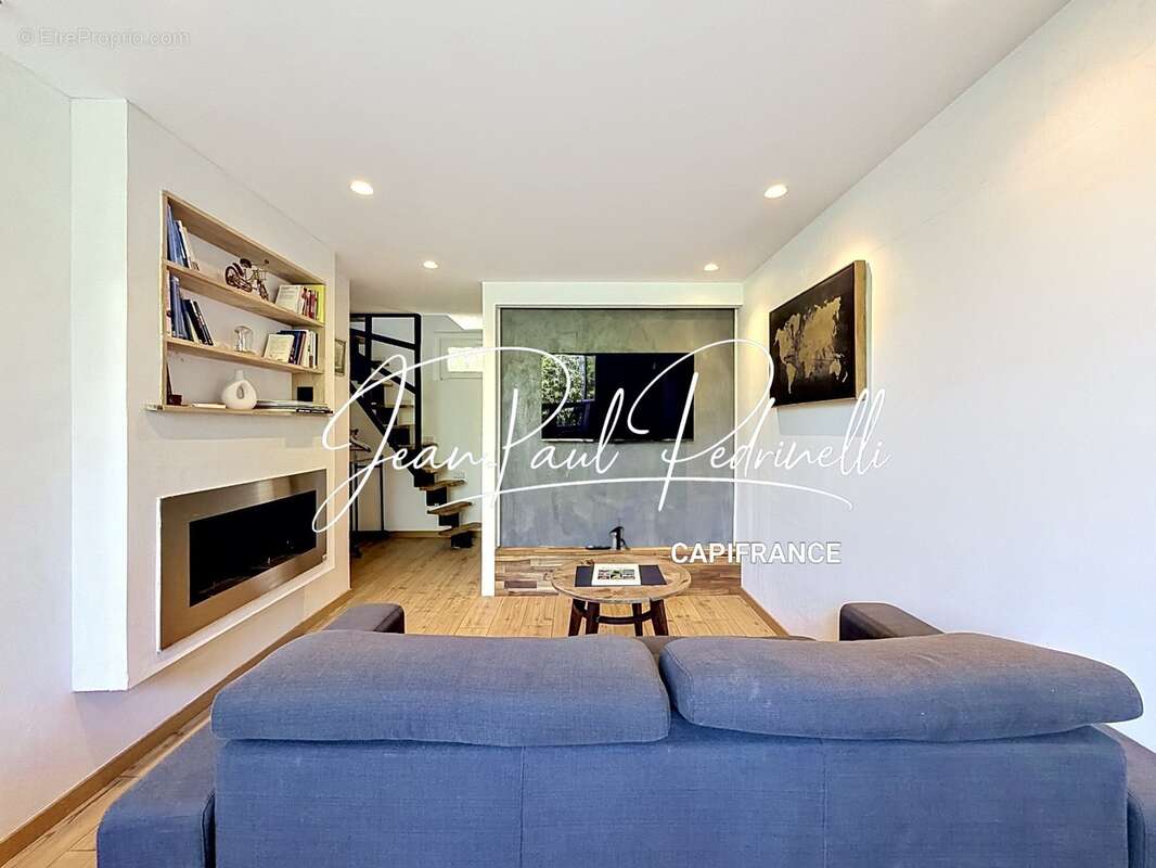 SAINT-RAPHAËL, Duplex 3 pièces 59 m² total,  meublé et équipé,  parking privatif et climatisation - DPE C - photo 9