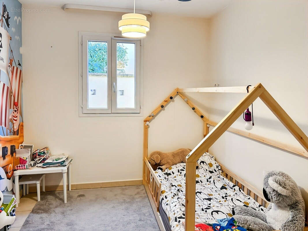 CHAMBRE  - Appartement à MALLEMORT
