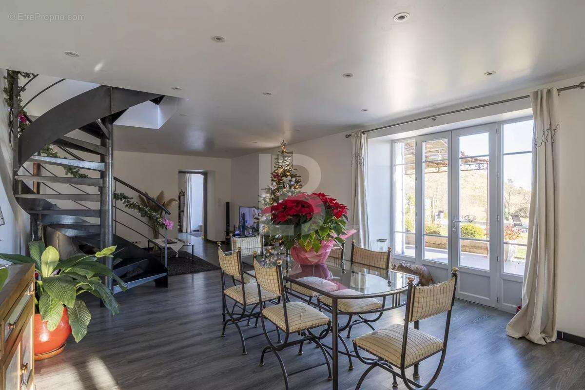 Maison à TOURRETTES-SUR-LOUP