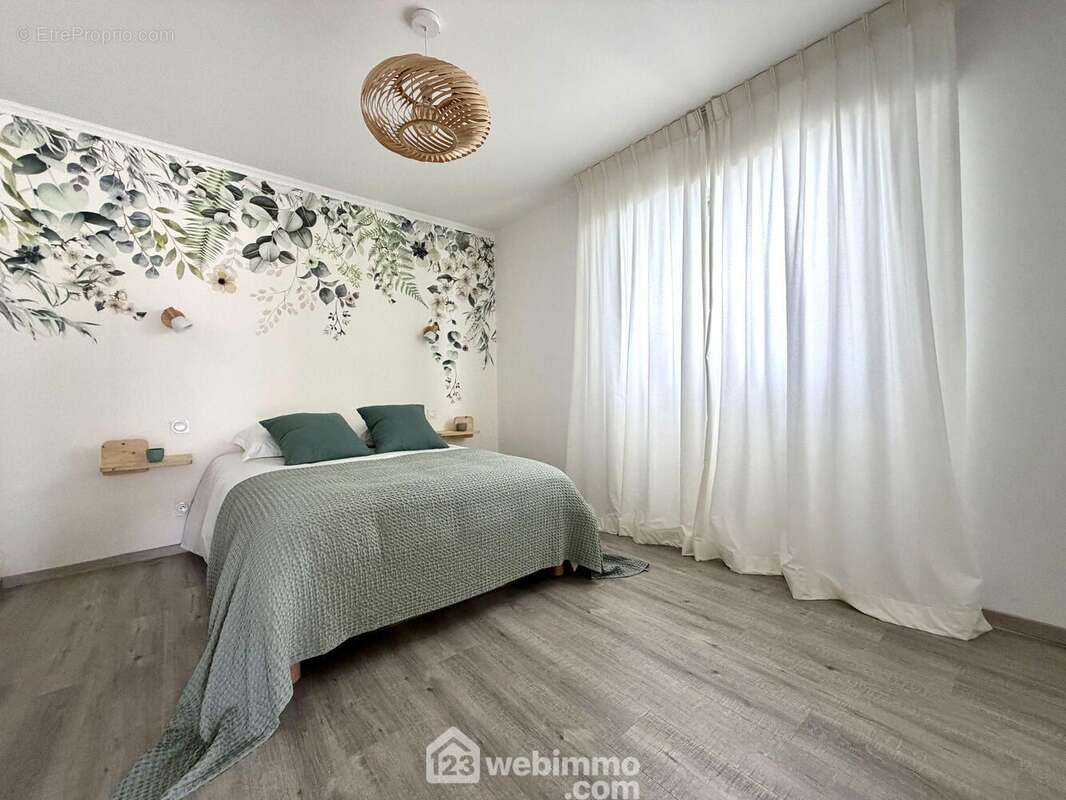 Chambre de 15 m2 avec placard mural - Appartement à VILLE-DI-PIETRABUGNO