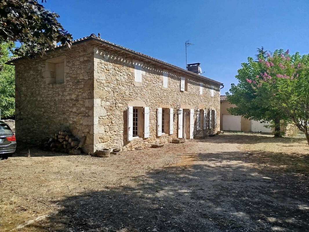 Belle maison familiale en pierre, jardin arboré et double garage proche des commodités - 33890 Gensac - photo 18