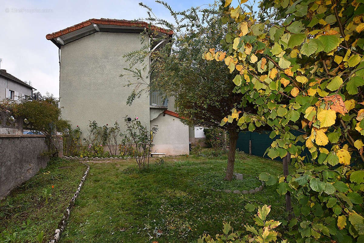 À Montaiguët-en-Forez, agréable maison de village avec  dépendance et un terrain arboré. - photo 10