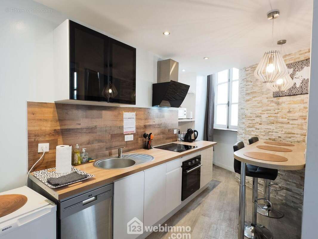 ... avec cuisine aménagée et équipée. - Appartement à LAVAL