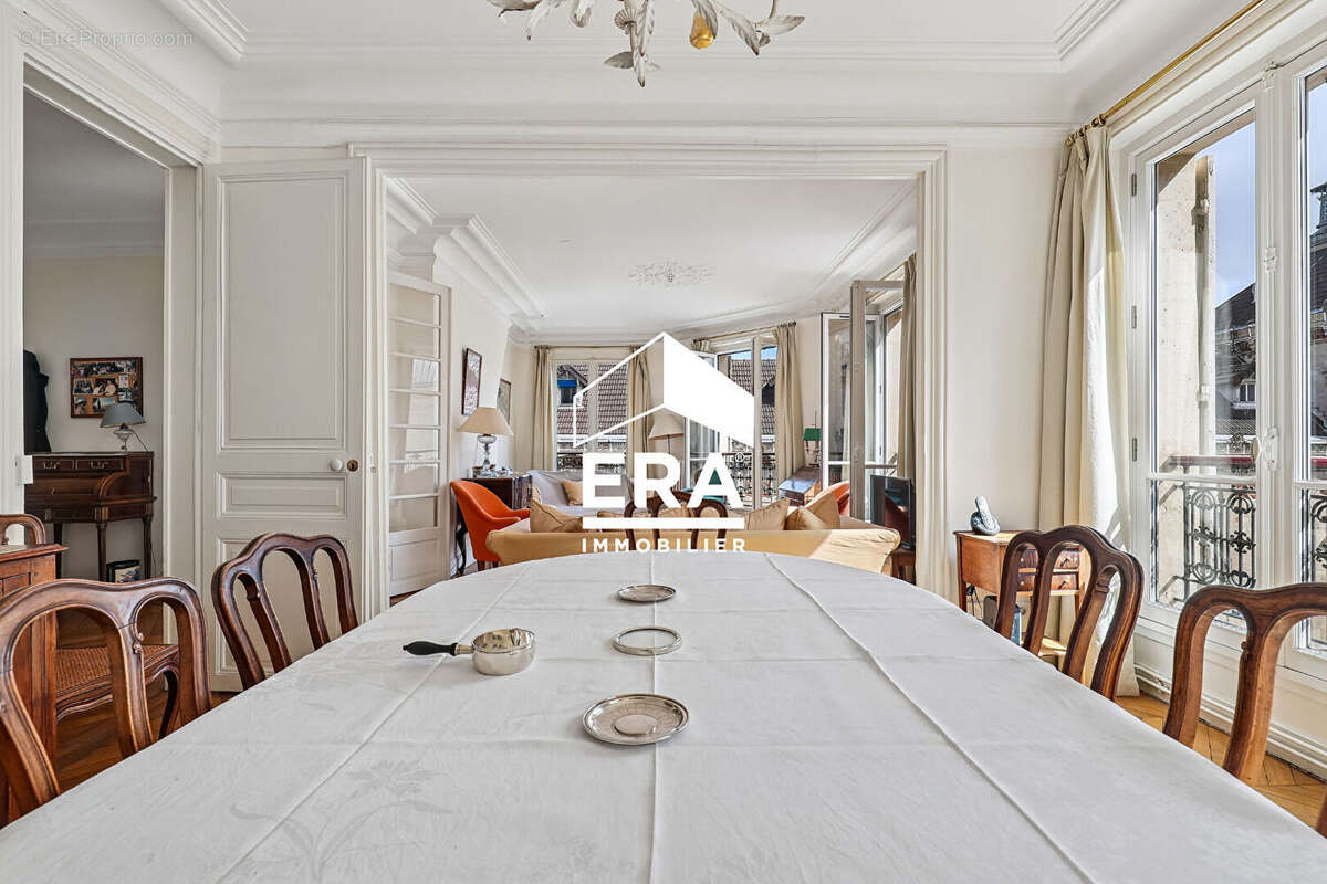 Appartement à PARIS-8E