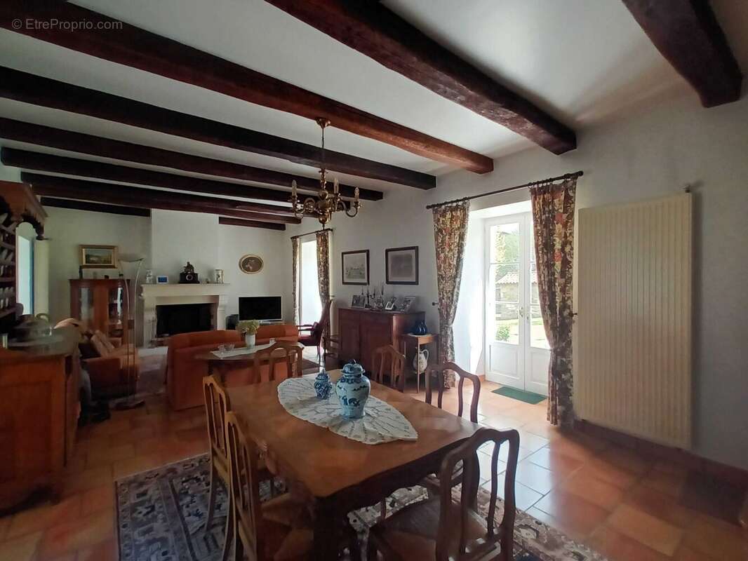 Maison 170 m² à Chasseneuil-Sur-Bonnieure  - photo 8