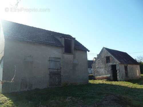 Parking à LA CHAPELLE-MONTMARTIN