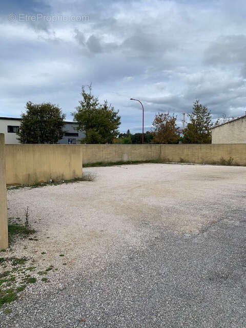 Commerce à ENTRAIGUES-SUR-LA-SORGUE