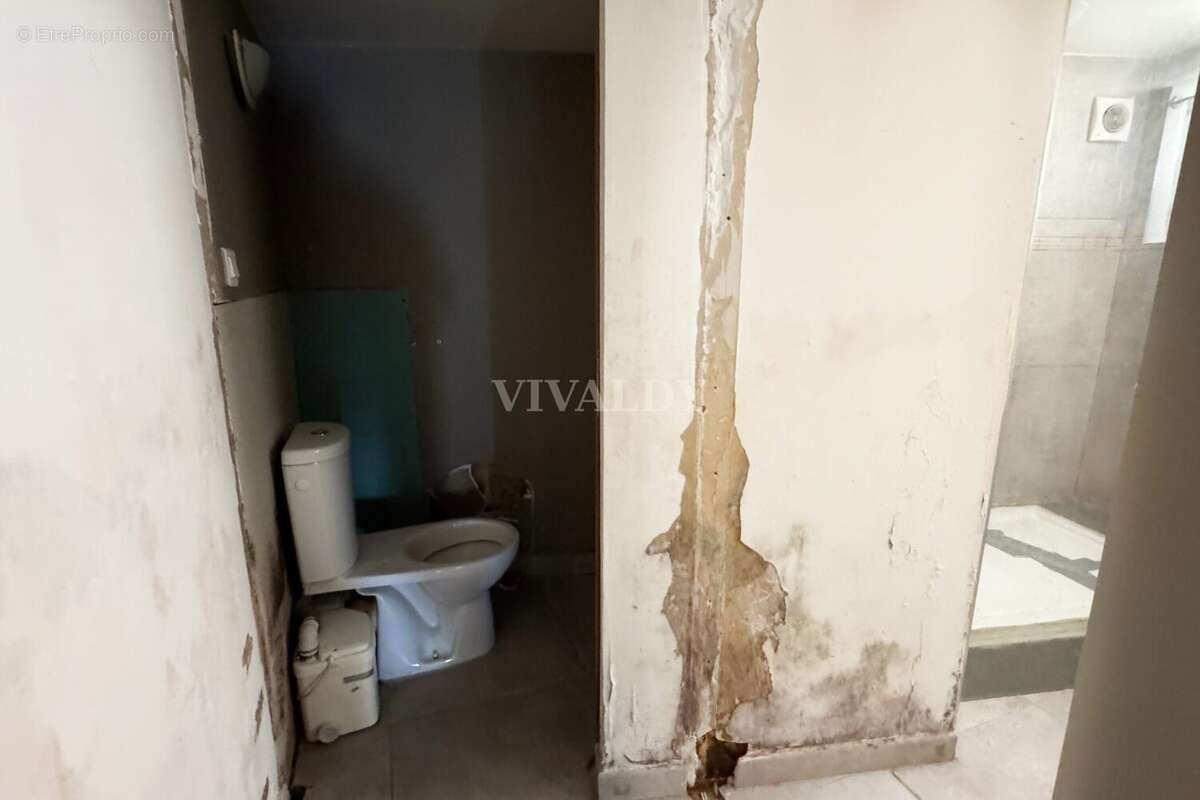 WC - Appartement à TOULON