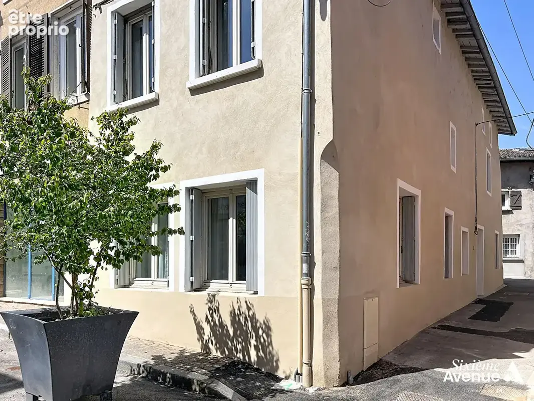 Maison de Village à Saint-Symphorien d'Ozon, 5 pièces, 3 chambres 119 m2. - photo 2