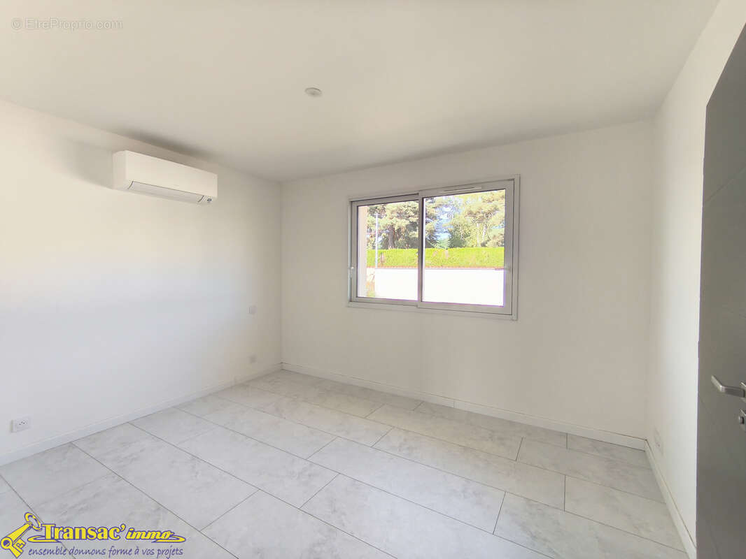 À Bulhon, villa neuve type F4 (RE2020 : construction 2024) avec garage et terrain clôturé. - photo 7