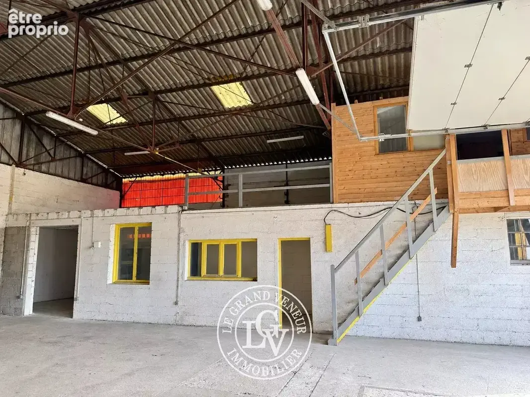 Nemours - hangar de 125 m² au sol avec maison de 65 m2 sur un terrain de 940 m² - photo 4