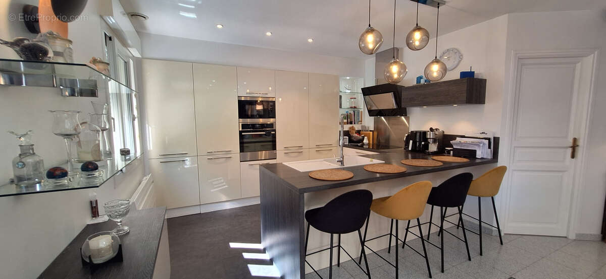 Maison 163m2 environ, 6 chambres,terrain de 1027 m2 arbore, avec sa piscine sans vis a vis. coup de coeur - photo 12