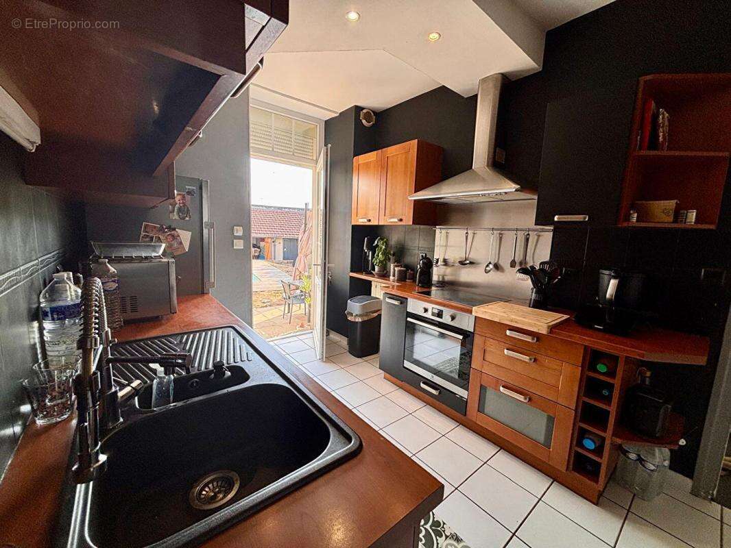 Maison de ville de 146 m² avec piscine, dépendance et stationnement à proximité - photo 5