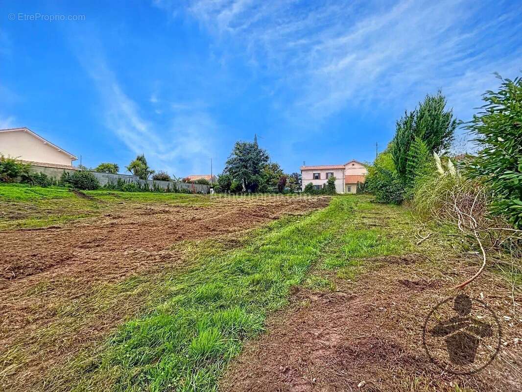 Terrain à COUTRAS