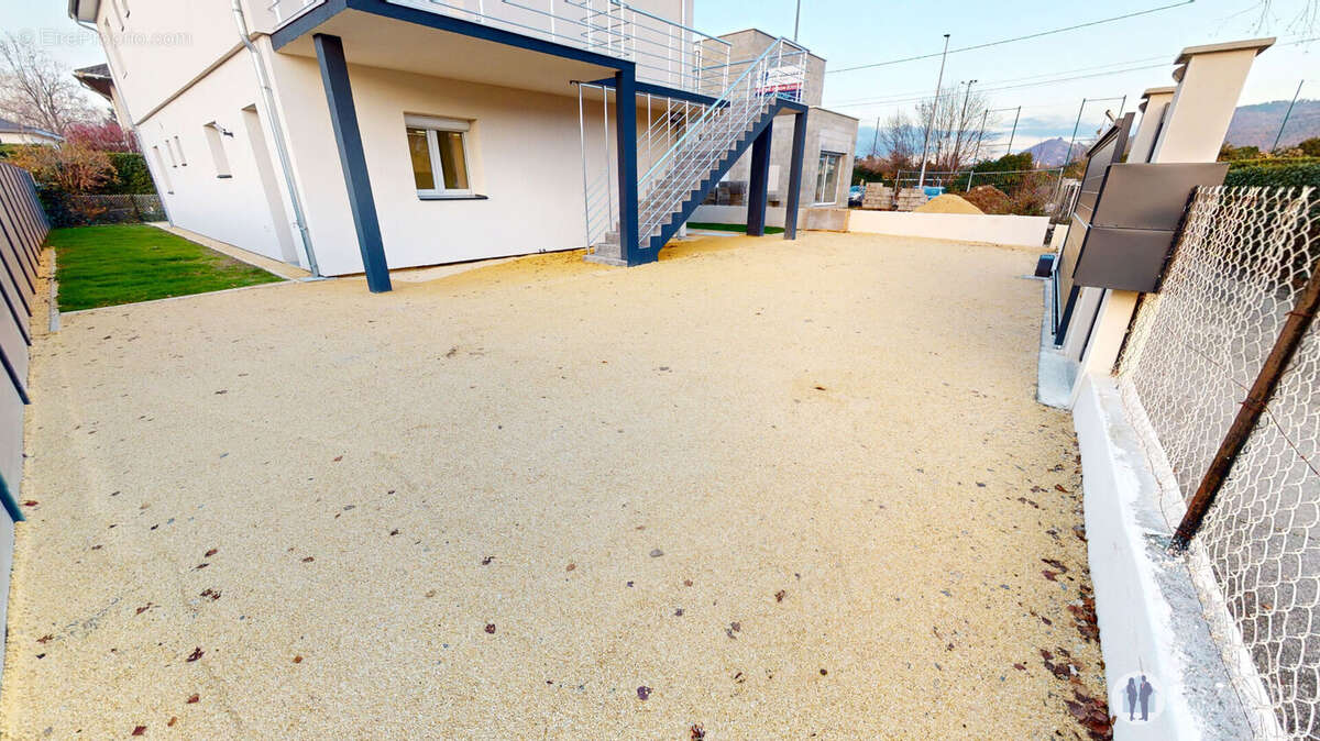 T4 récent rez-de-jardin de 100m2 - photo 8