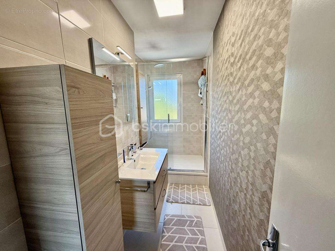 Appartement lumineux cinq pièces avec balcon, garage et cave - ROYAN à 10 minutes à pied de la plage de Pontaillac et du pigeonn - photo 13