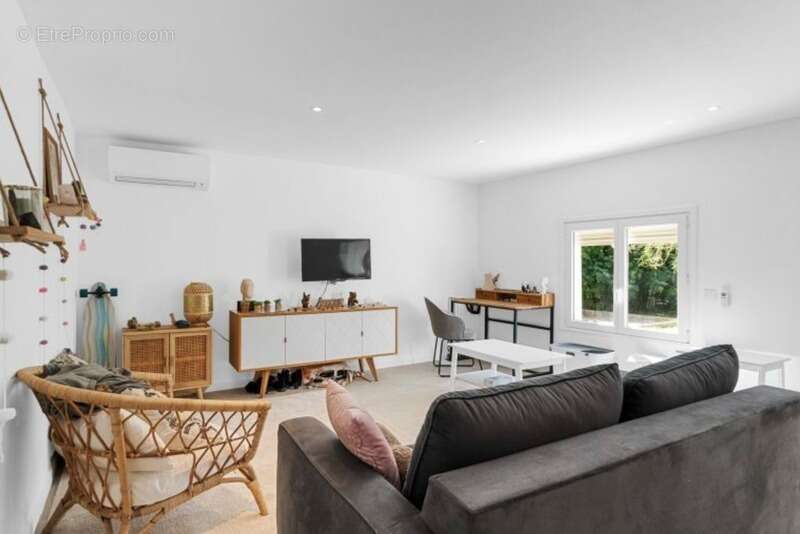 Maison à LA ROQUETTE-SUR-SIAGNE