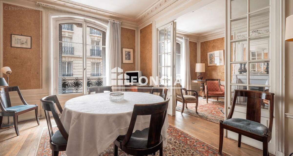 Appartement à PARIS-16E