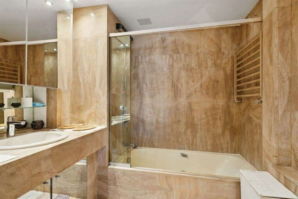 Appartement à PARIS-8E