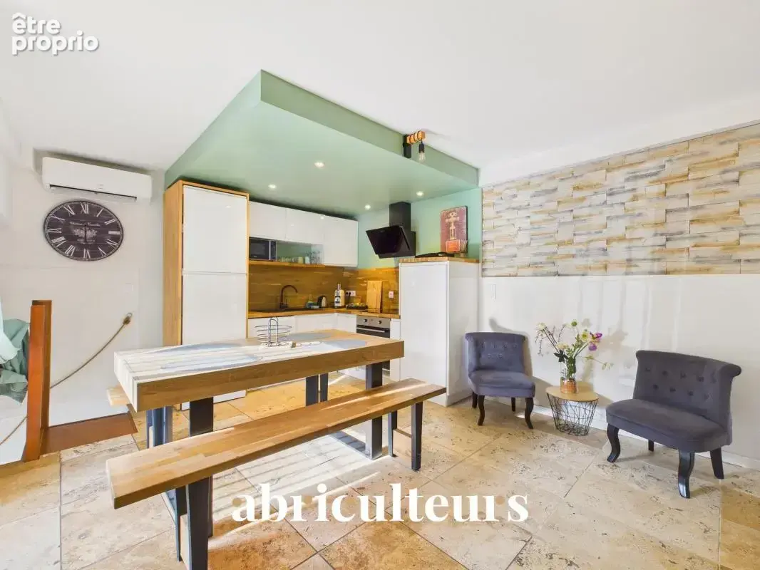 Maison de village rénovée avec 2 chambres à vendre à Grans (13450) - photo 2