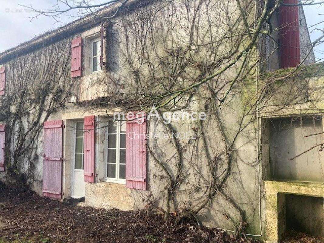 Maison à SAINTE-GEMME-LA-PLAINE