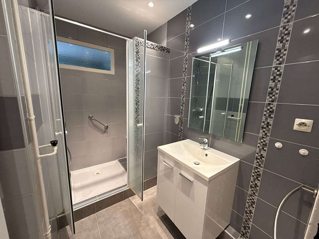 Appartement T3 de 80 m² avec garage, cave et stationnement - Guilherand-Granges - photo 7