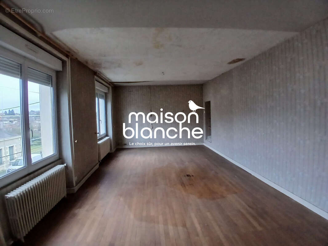 Appartement 246 m² à Parthenay  - photo 8
