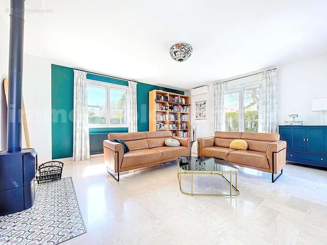 Maison_Annemasse_grand_espace_proche_ecole_genève_frontière_suisse_ceva_bus_commerces_lumineux_calme_piscine_terrasse_extérieur_séjour_salon_ - Maison à ANNEMASSE