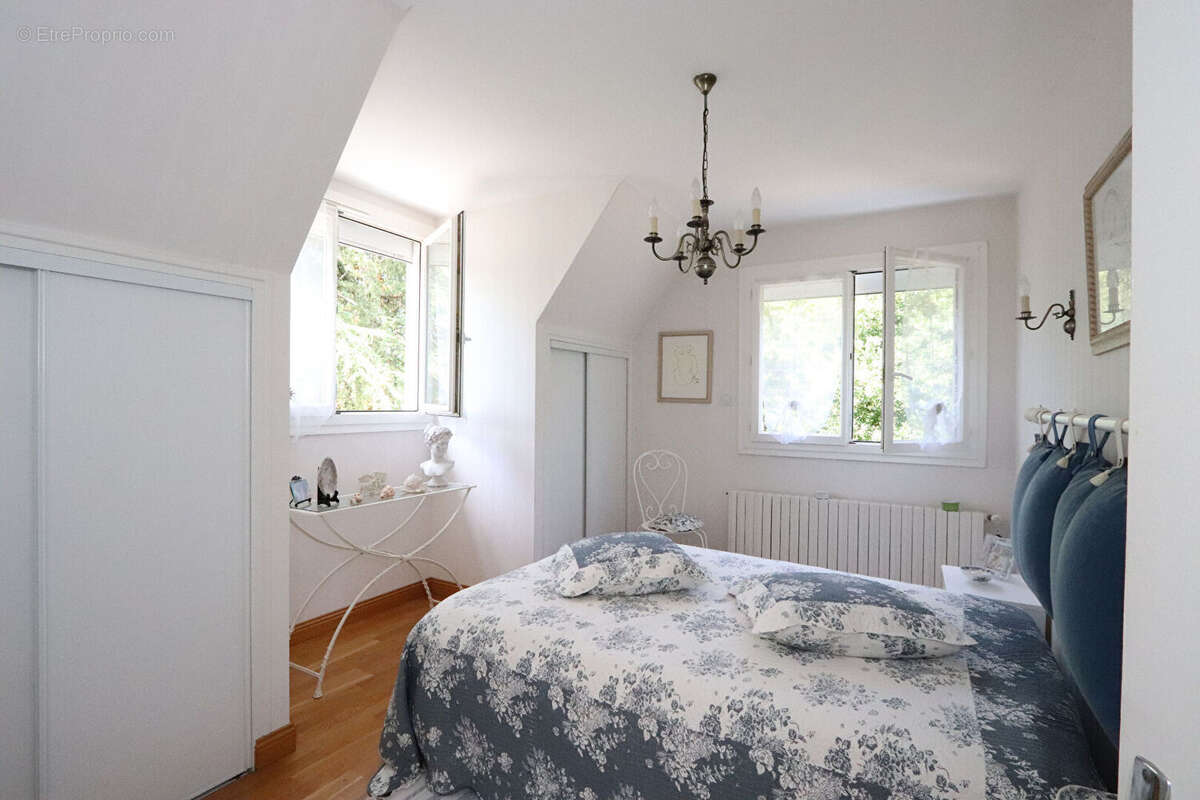 Vaste propriété de 225m² habitables sur terrain de 1919 m² arboré et paysagé - 5 chambres - photo 10