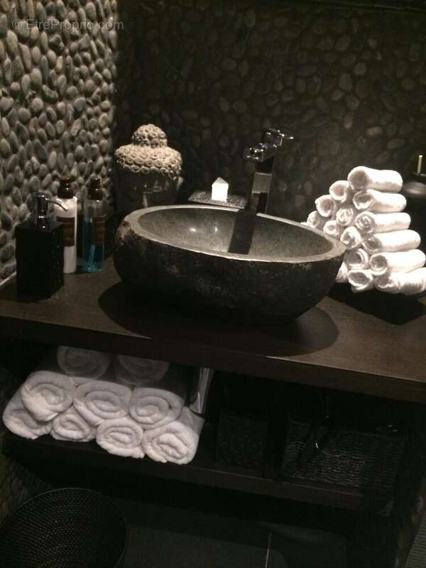 Commerce à SAINT-GENIS-POUILLY