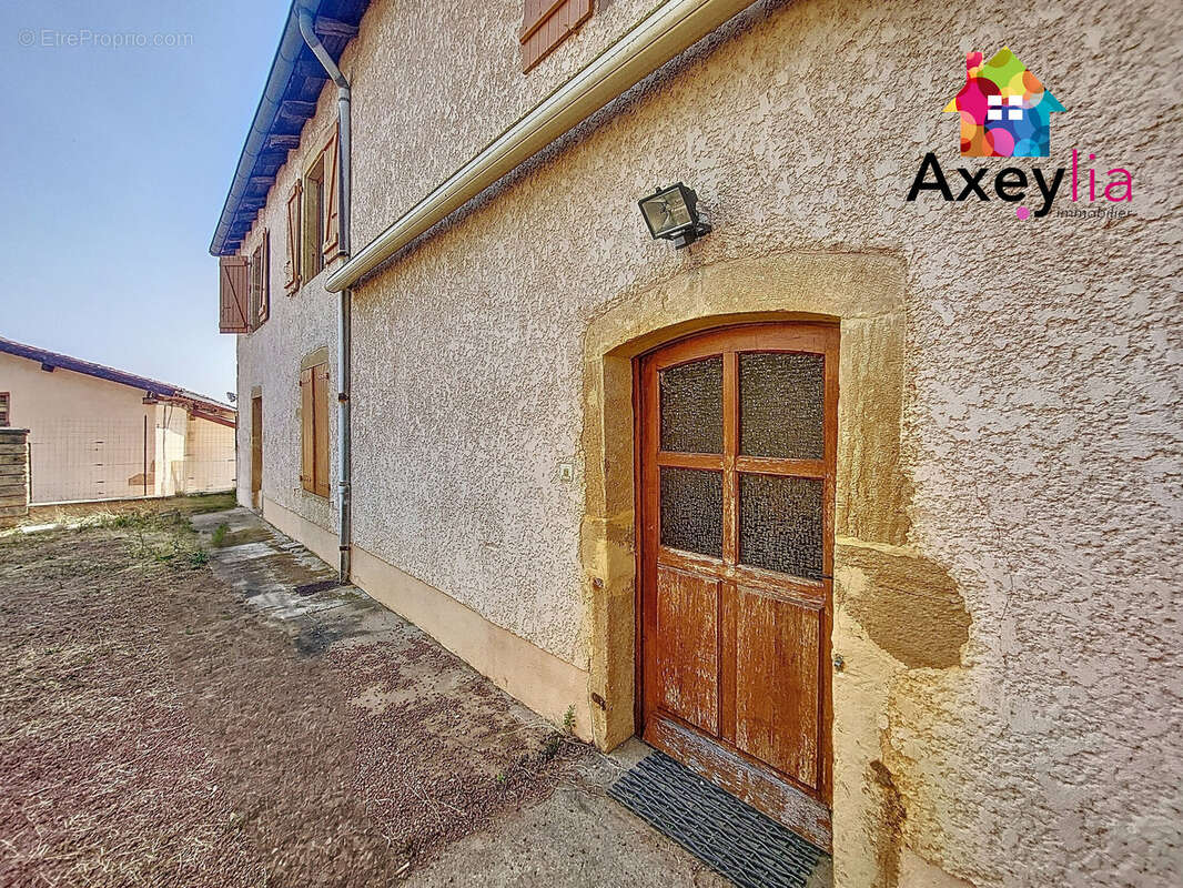 A vendre - st hilaire sous charlieu - maison a renover, 7 chambres, terrain et dependances - photo 2