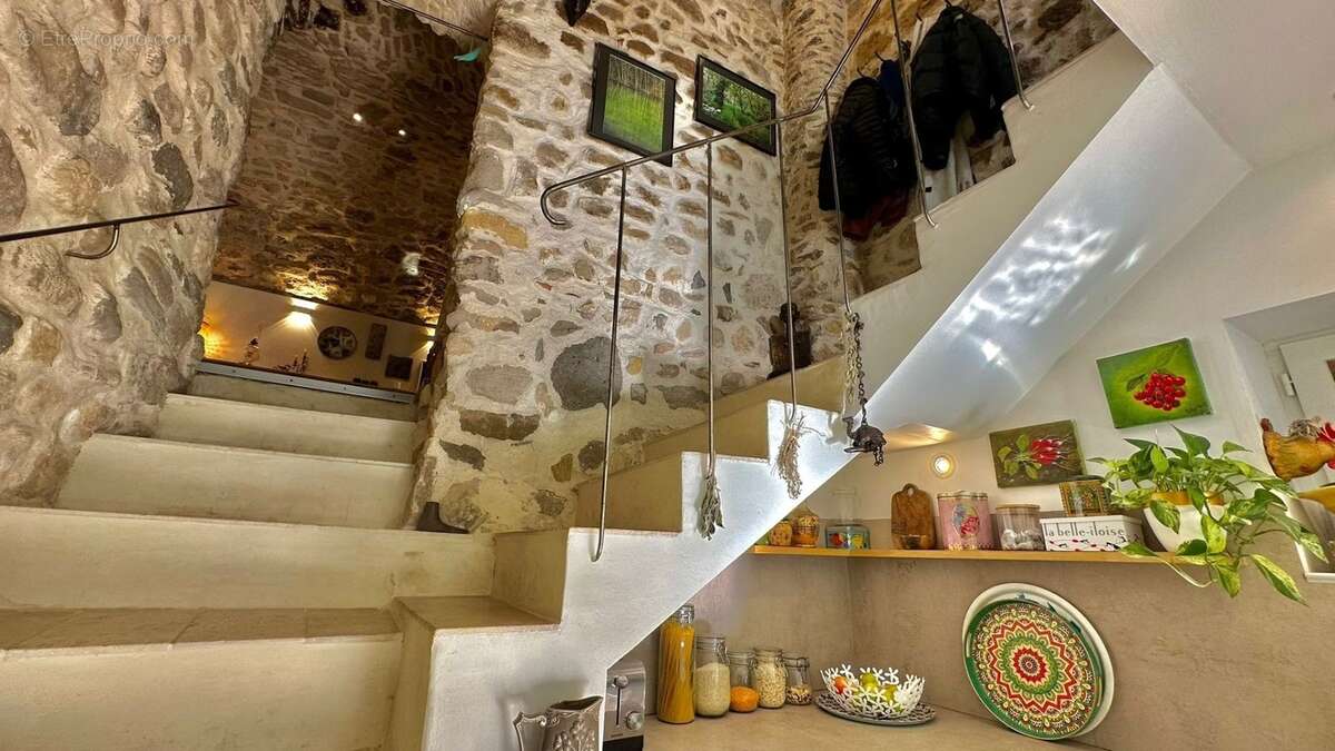 Maison en pierre de caractère au pied de la Sainte-Victoire : 3 chambres, terrasse, solarium – Provence, Bouches-du-Rhône - photo 13
