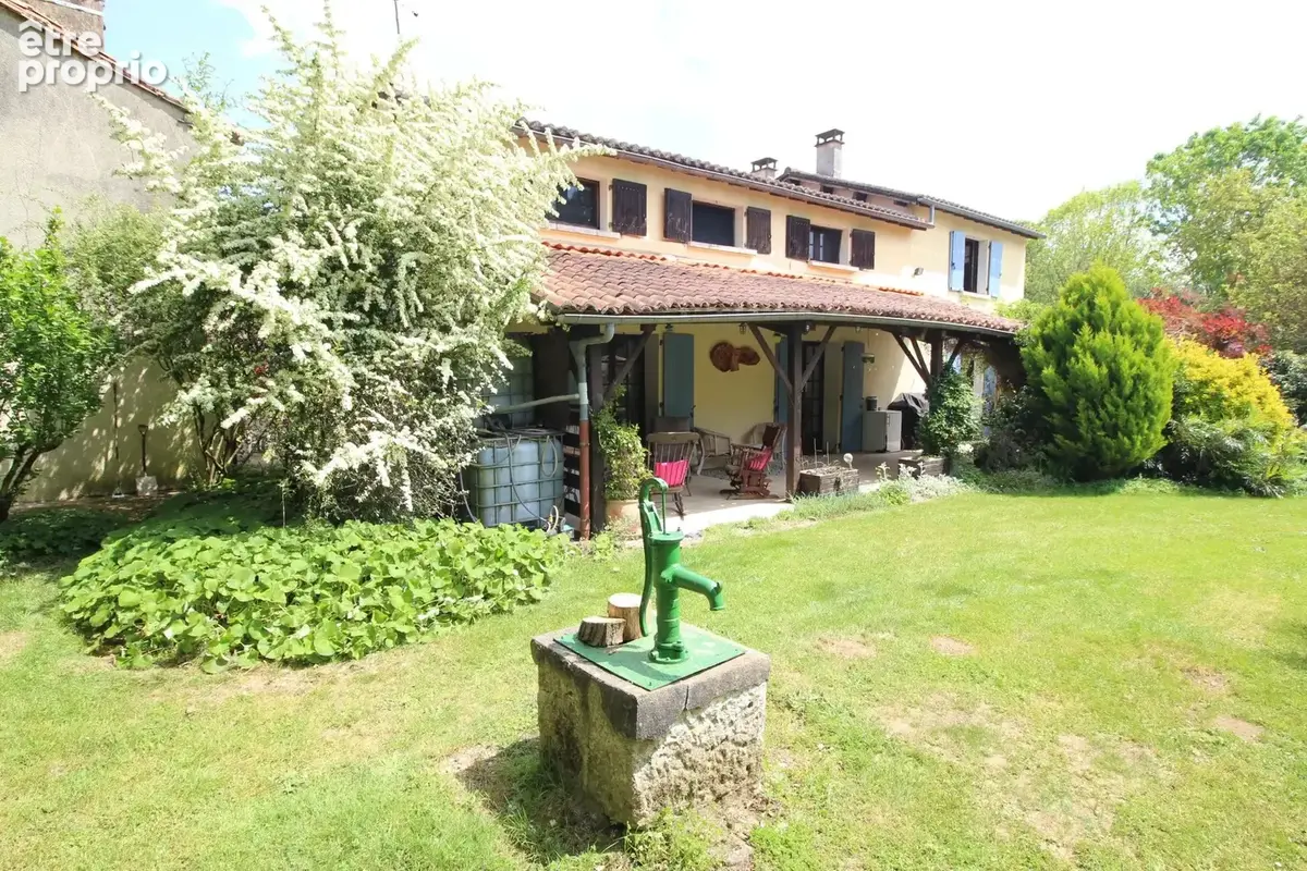 En bordure de village, maison indépendante de quatre chambres avec deux gîtes de deux chambres, grand jardin et piscine - photo 26