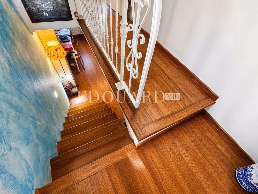 Villa indépendante à vendre, en excellent état avec piscine, jardin plat et vaste parking extérieur - photo 10