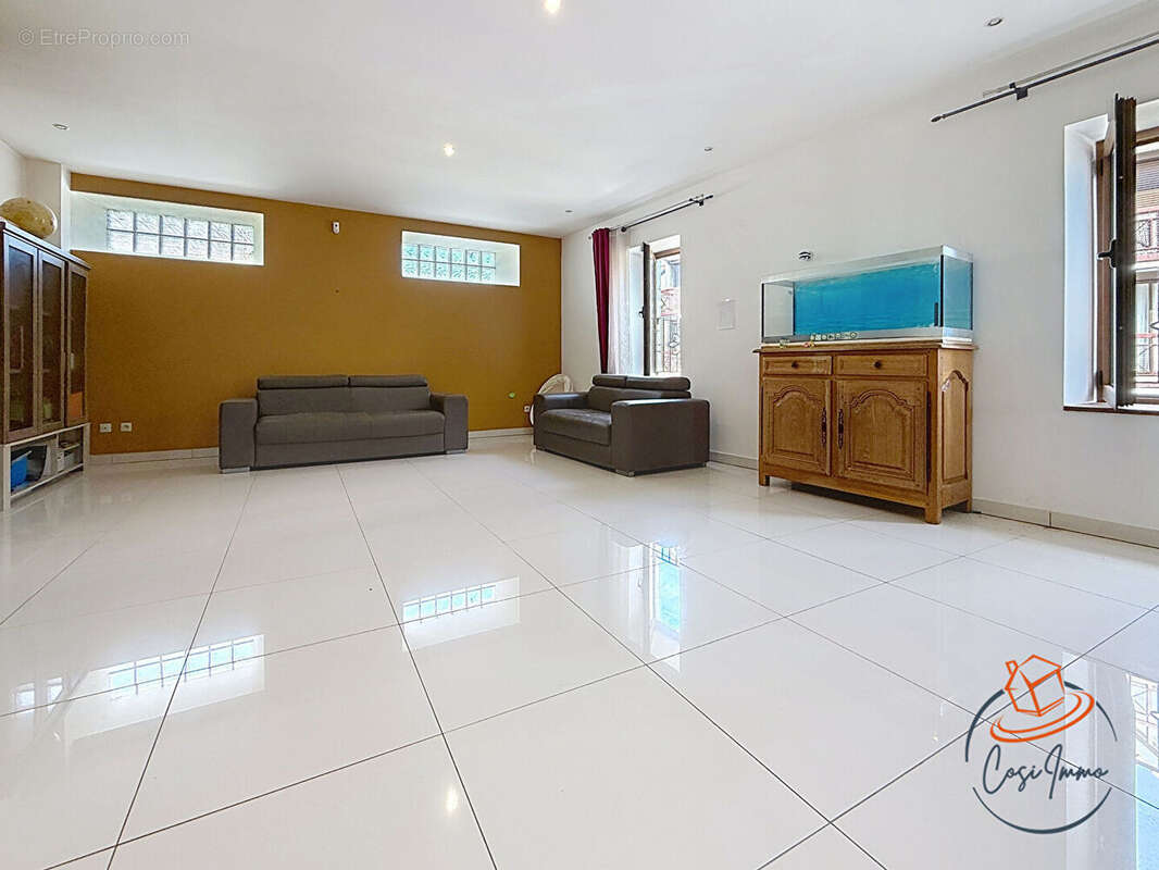 Maison à SAINT-GENIS-POUILLY