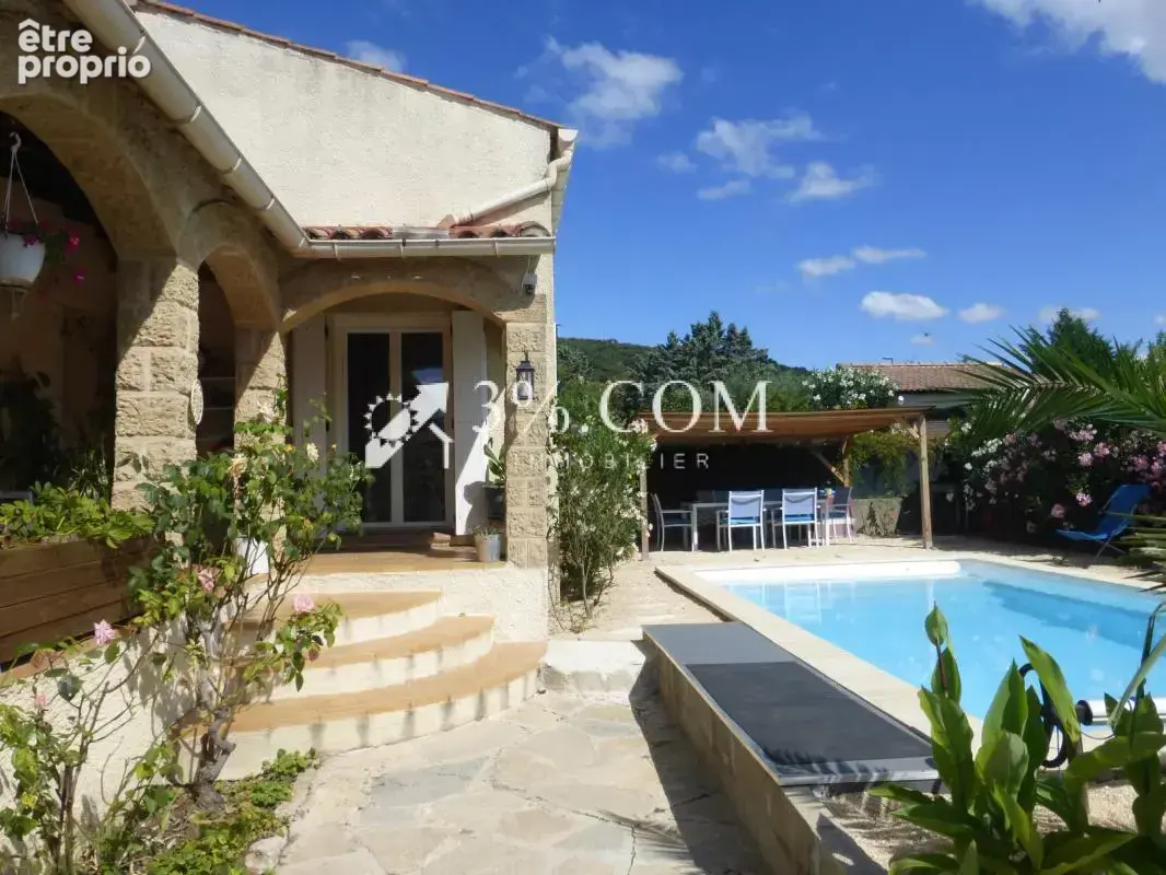 Maison plain pied avec garage, piscine et jardin attenant - photo 17