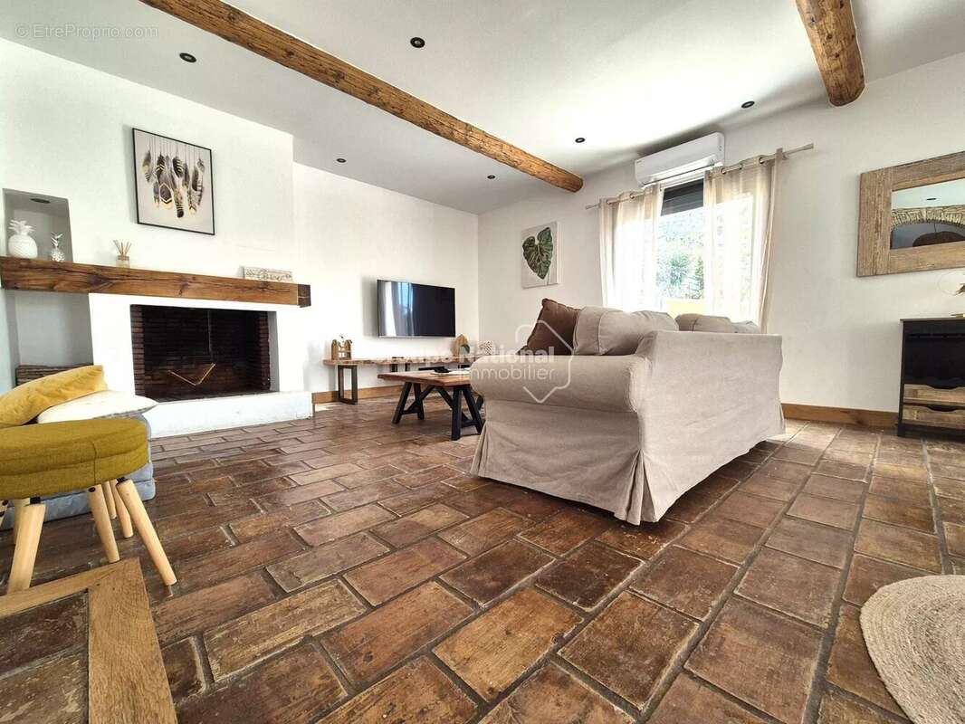 Maison à ENTRAIGUES-SUR-LA-SORGUE